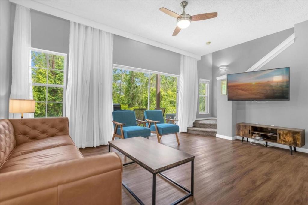 3 Bedrooms- 2,5 Bathrooms- Emerald Island2709 Sk image