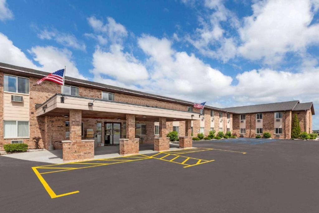 Baymont by Wyndham Manistee image
