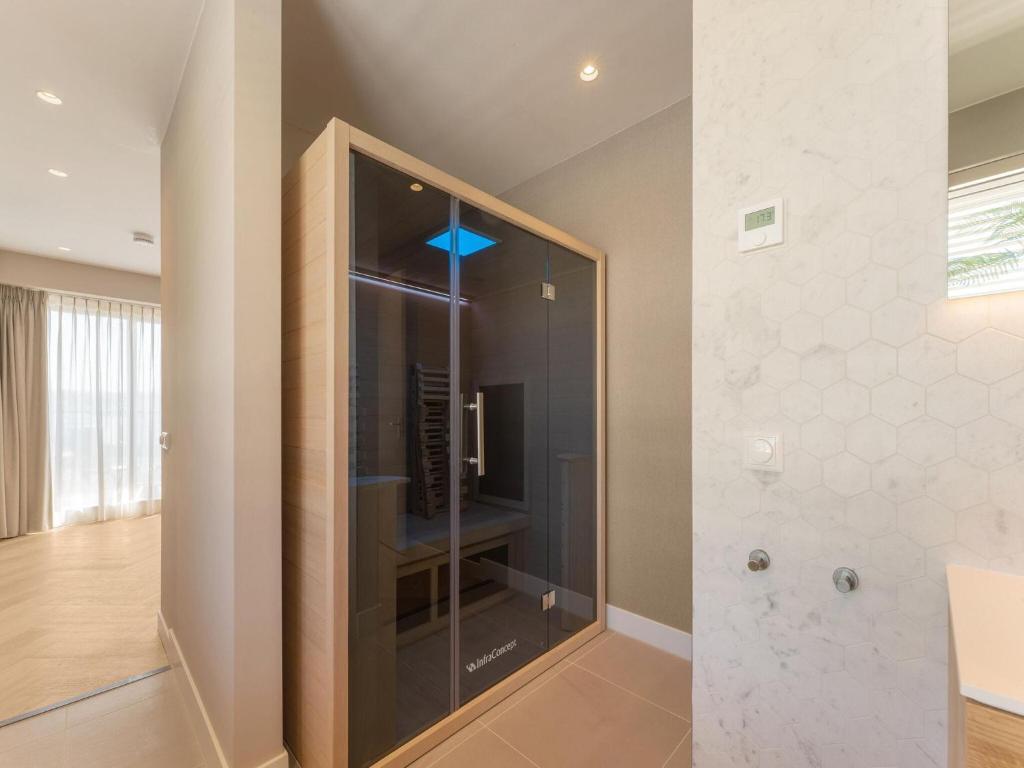 Modern water villa in Zeewolde with jetty photo 4