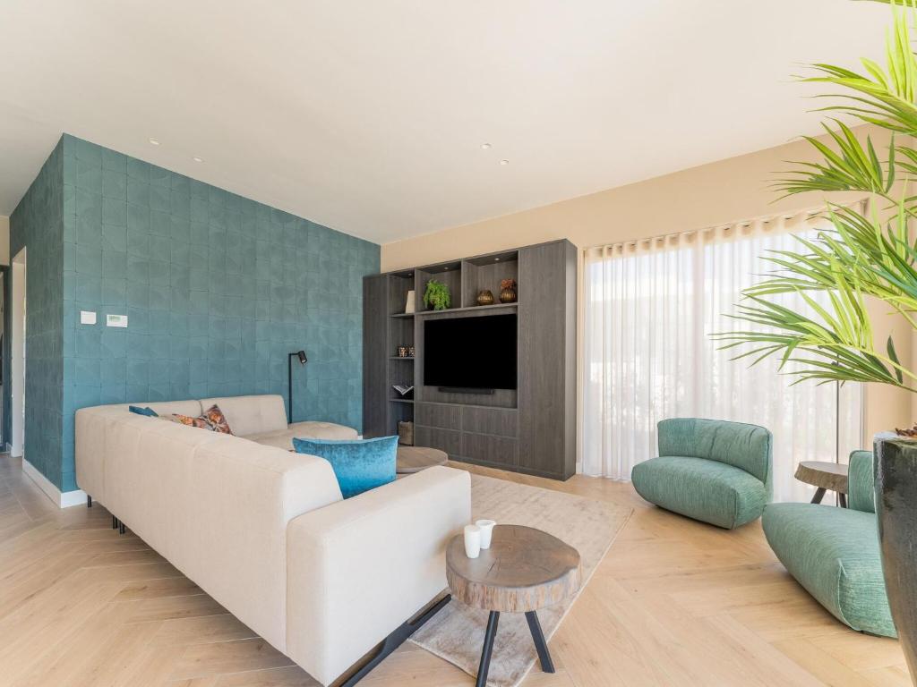 Modern water villa in Zeewolde with jetty photo 1