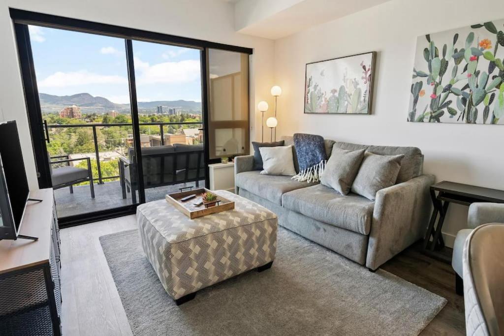 Brand New Tenth Floor Condo Downtown 1011