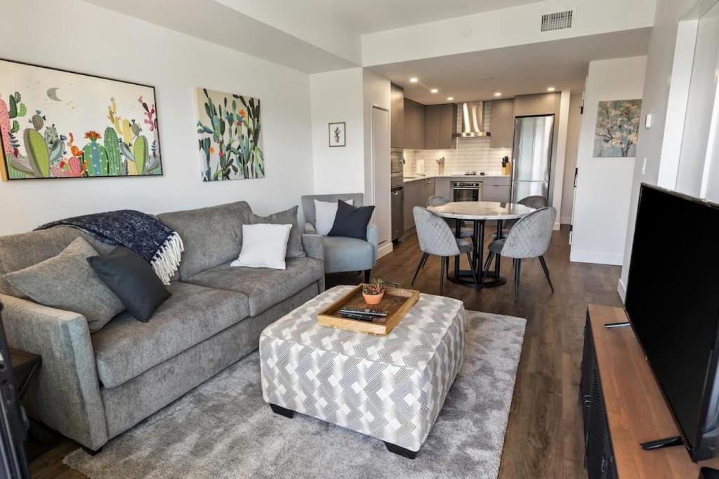 Brand New Tenth Floor Condo Downtown 1011 photo 1