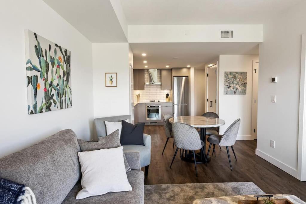 Brand New Tenth Floor Condo Downtown 1011 photo 2