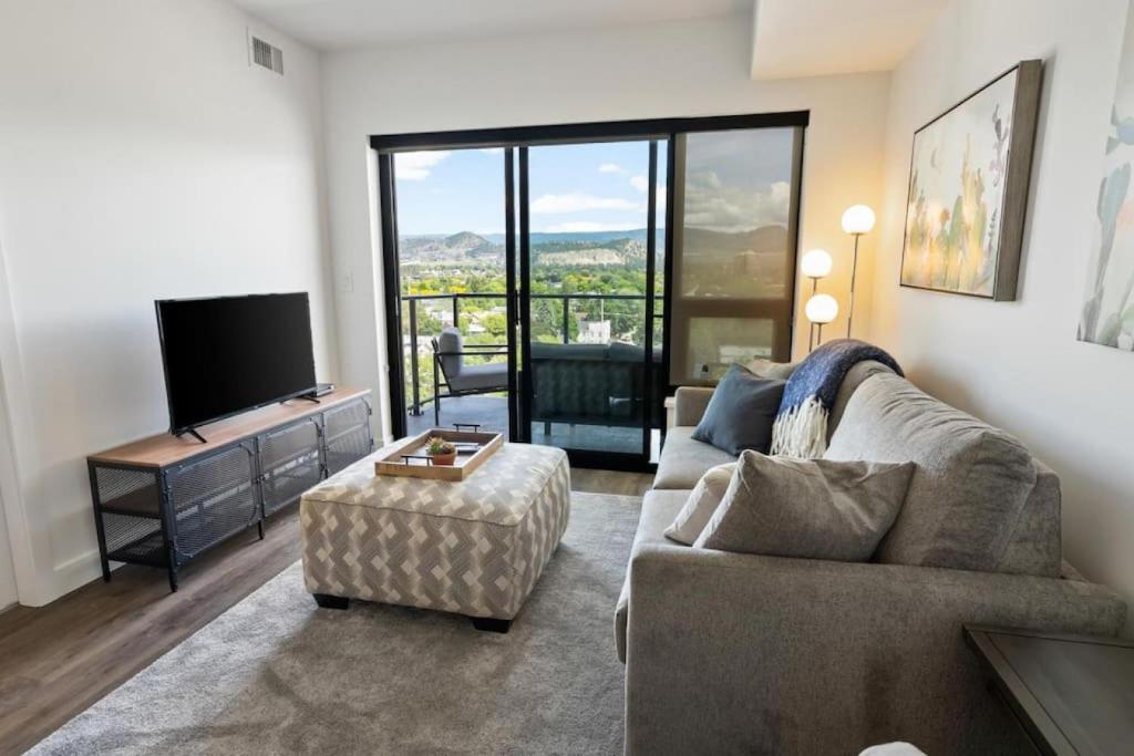 Brand New Tenth Floor Condo Downtown 1011 photo 3