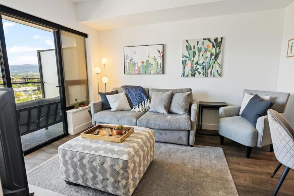 Brand New Tenth Floor Condo Downtown 1011 photo 4