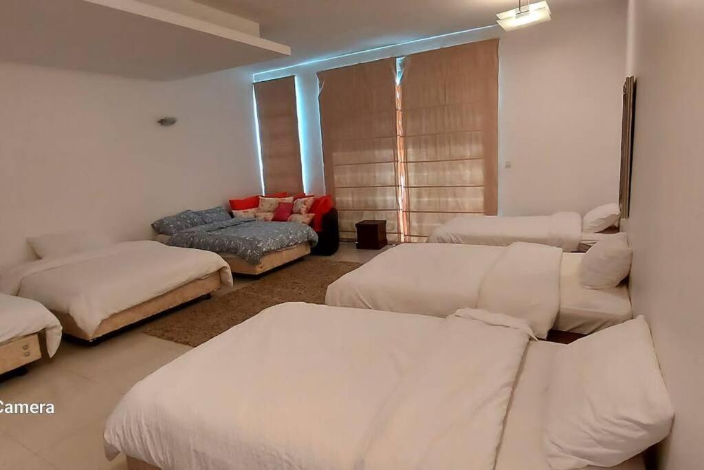 Family friendly house in Bahrian photo 3