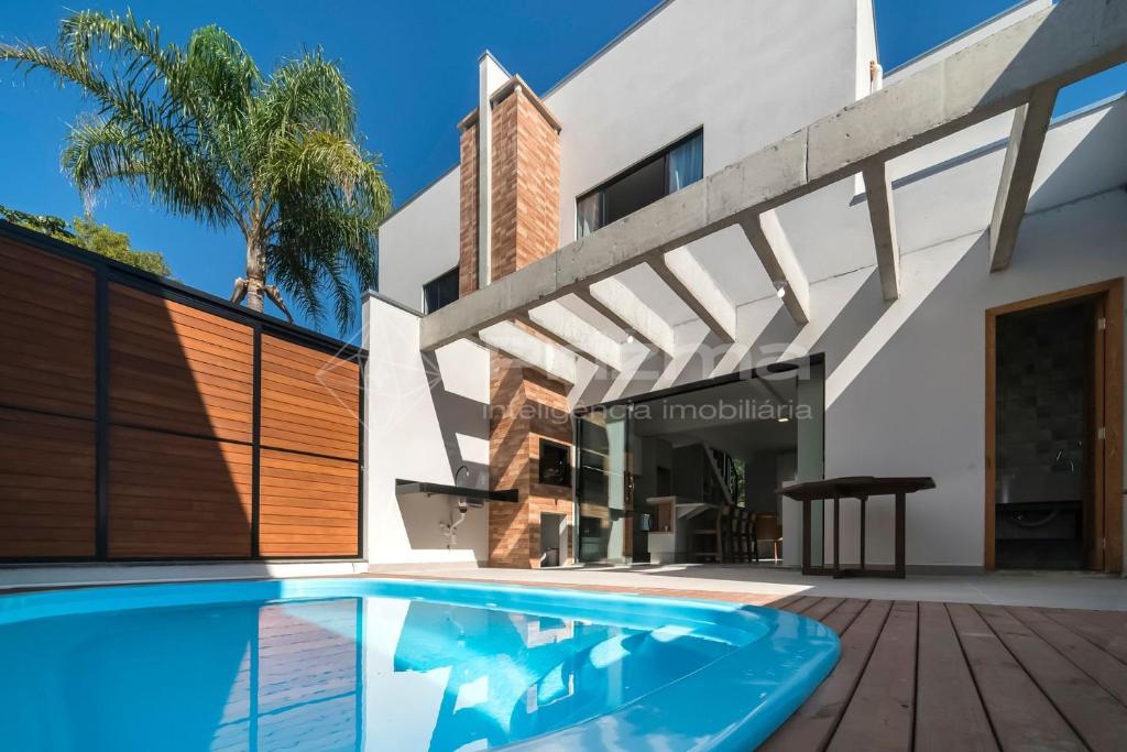 Lindo duplex geminado na Praia de Mariscal.