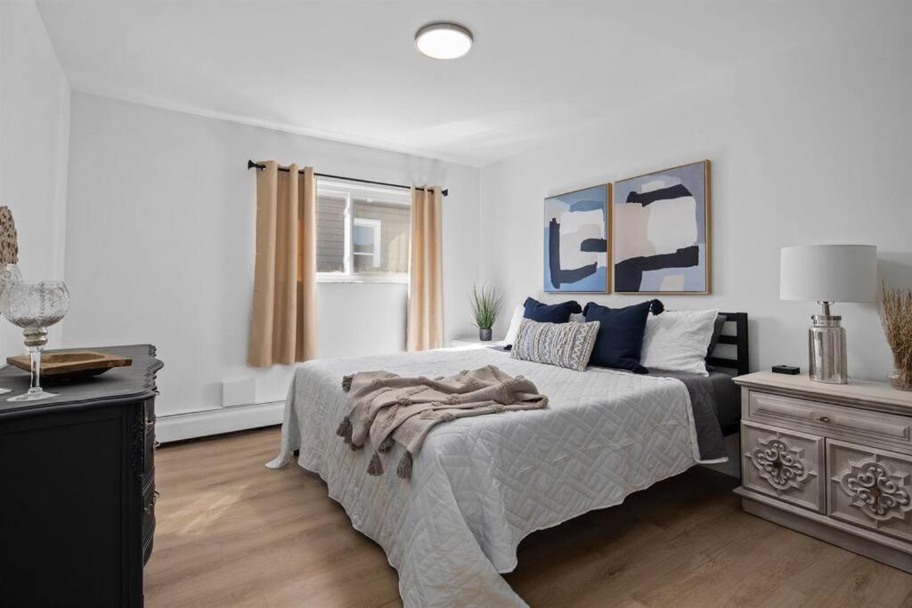 Modern 1BR - Fast WiFi - Coffee Bar - Pet Friendly image