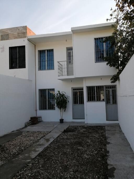 Casa D vacaciones/negocios/WiFi/CableTV/2Estaciona