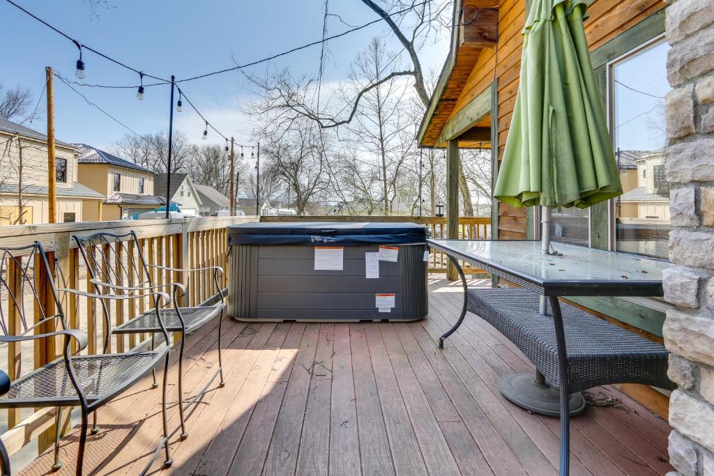 Spacious Buckeye Lake Home with Hot Tub and Fire Pit! photo 2