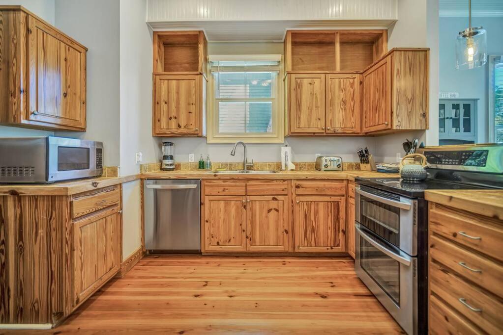 The Bluffton Village Home - 5 BR in Old Town w Carriage Home photo 4