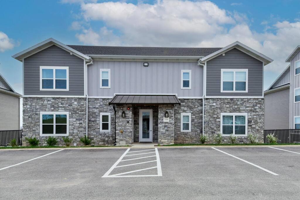 Branson's Newest Gem: City View Condo,Patio & Pool, Taney