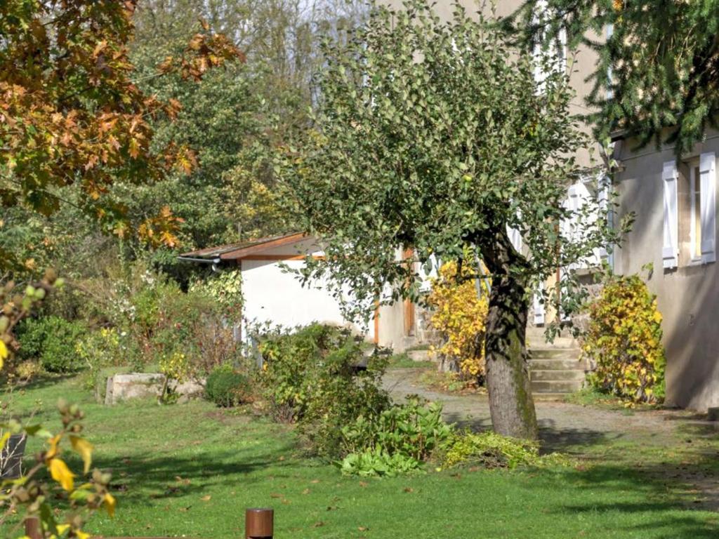 Gîte Saint-Symphorien-de-Lay, 3 pièces, 4 personnes - FR-1-496-278