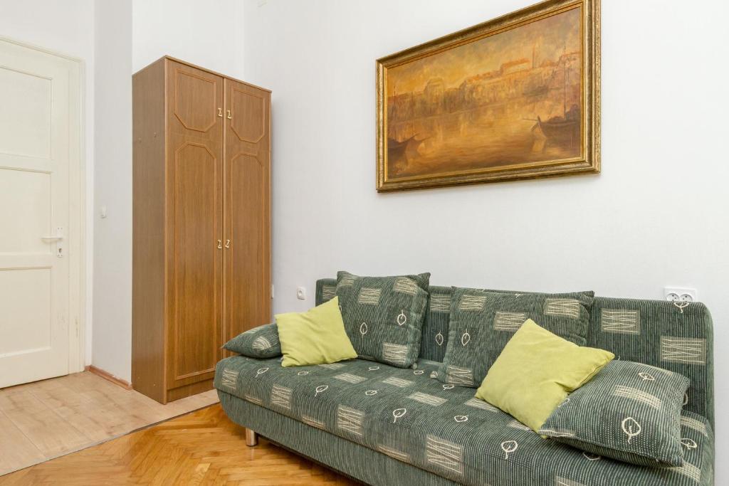 Central Jardin Guesthouse - Tap to explore photos