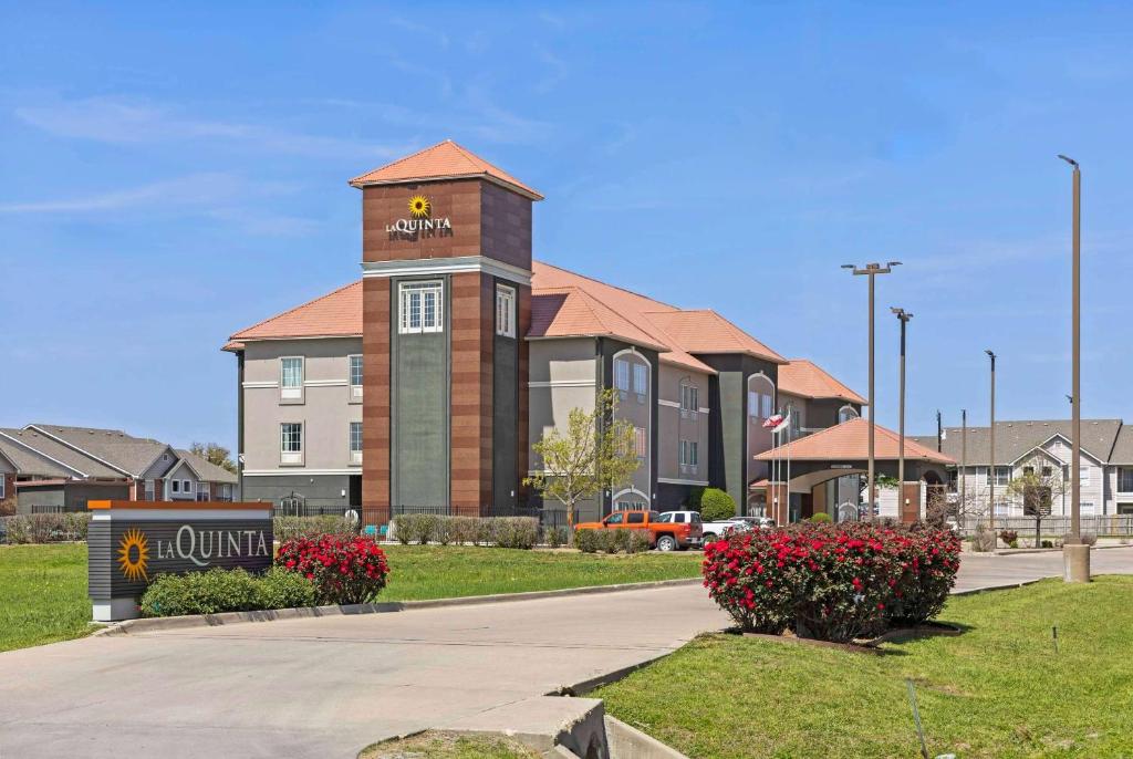 La Quinta Inn & Suites by Wyndham Hillsboro image