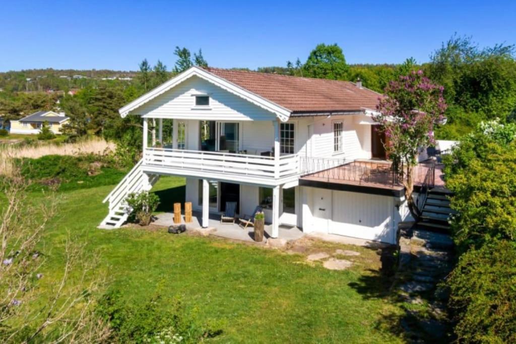 Summer house in Tjøme with beach and wharf