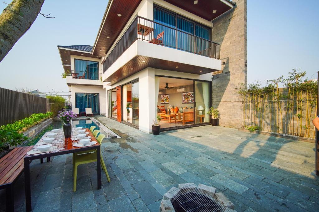 Hola Villa 2 by Ovui