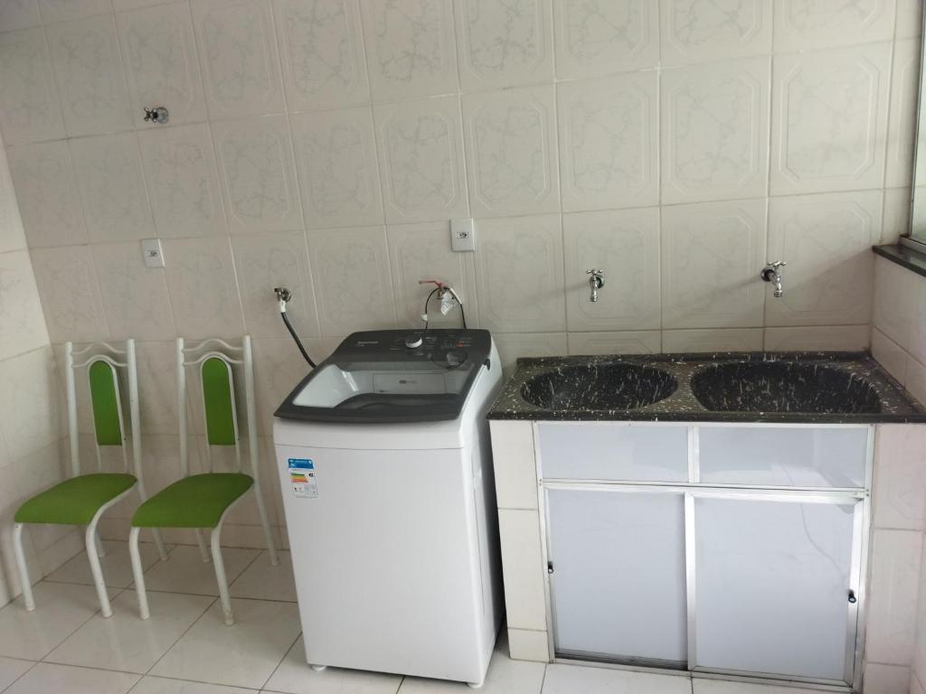 Apartamento de luxo com 2 quartos, sala com sacada, cozinha área de serviço e 1 banheiro social. photo 3