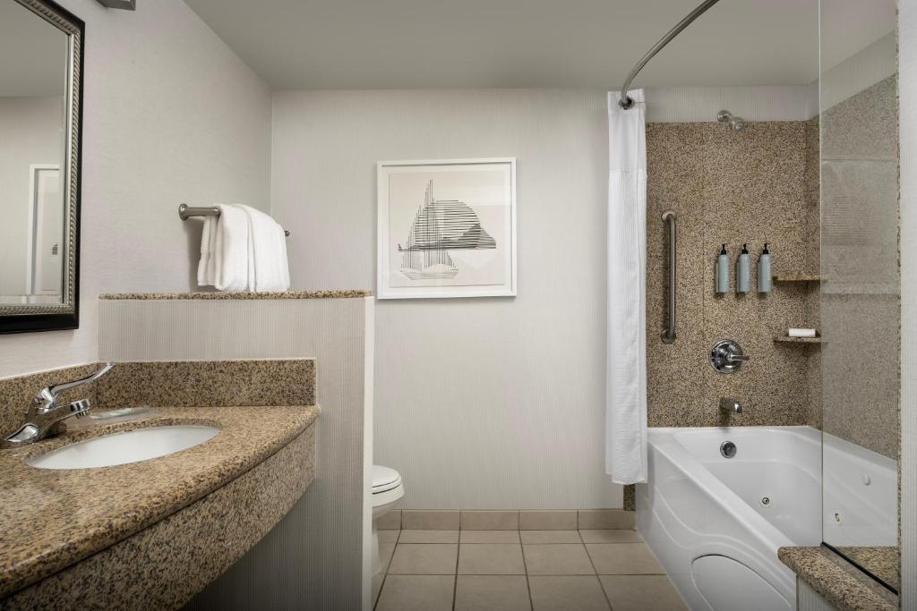 Courtyard by Marriott Seattle Kirkland - Tap to explore photos