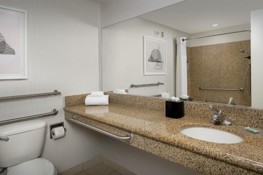Courtyard by Marriott Seattle Kirkland - Tap to explore photos