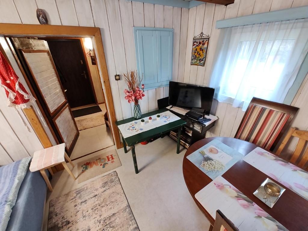 Domek nad jeziorem w otulinie lasu photo 1