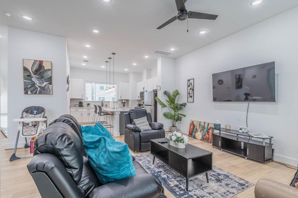 Cozy Duplex Mins to DT/ MCTR, free wi-fi/ Parking image