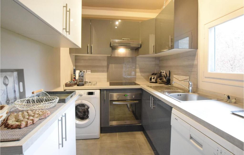 Stunning Apartment In Tourgville With Wifi And 2 Bedrooms photo 3