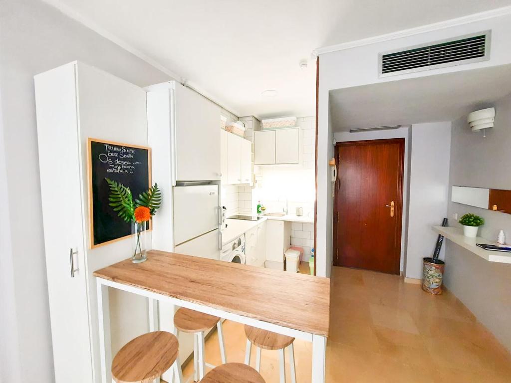 Triana Suite Torre Sevilla, parking free gratis! photo 1