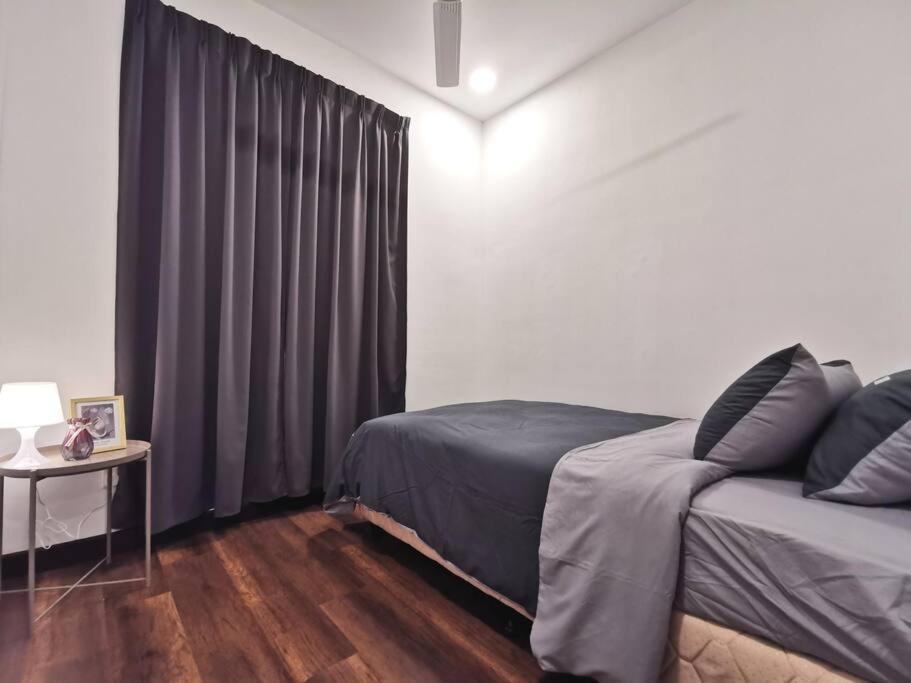 Symphony Tower Premium 3BR 100mbps Wi-Fi & Netflix photo 2