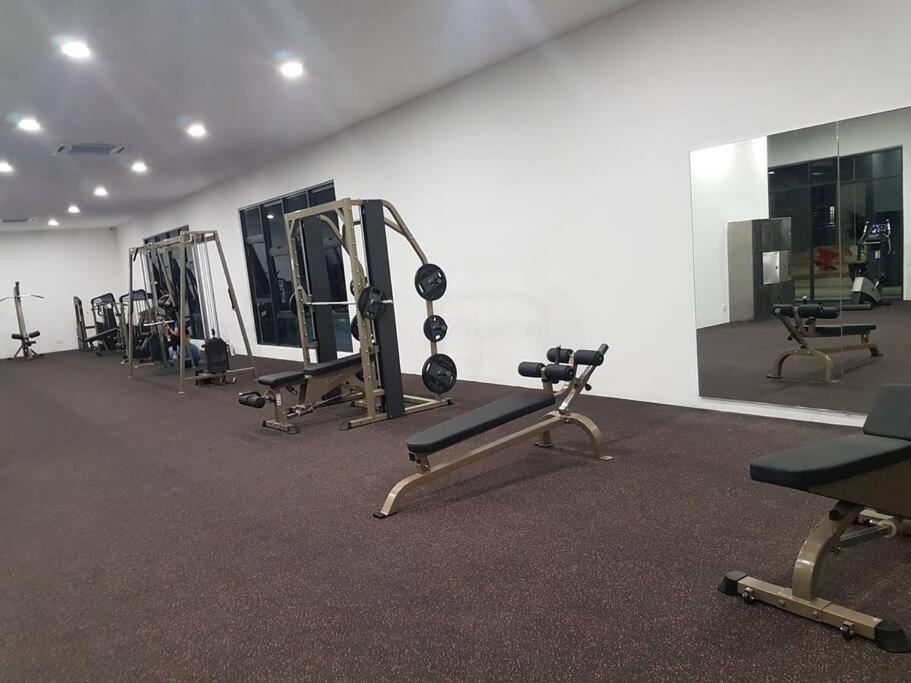 Symphony Tower Premium 3BR 100mbps Wi-Fi & Netflix photo 3