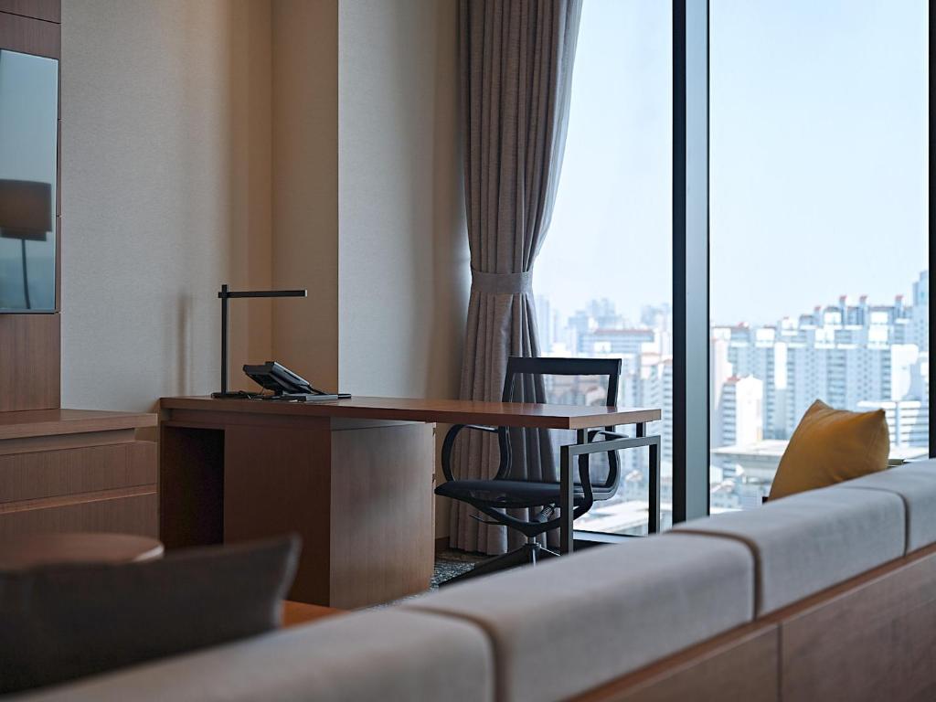 Roynet Hotel Seoul Mapo - Tap to explore photos