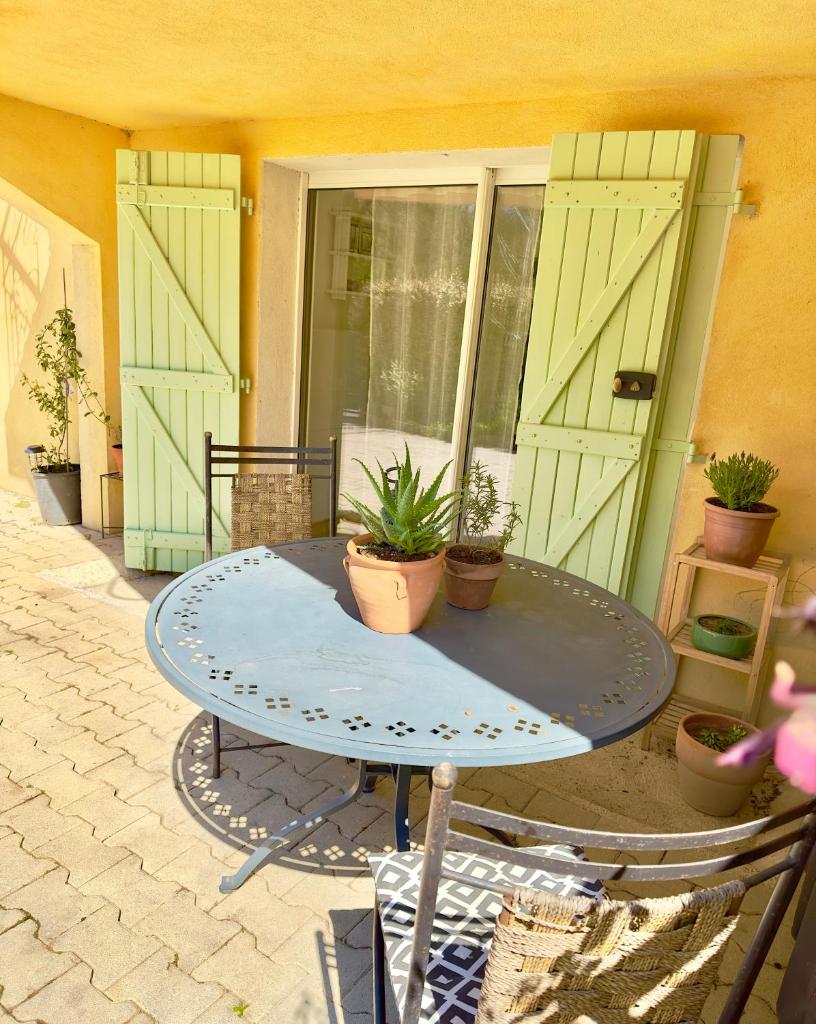 Sous le balcon de Mimishe, en Provence Verte, centre VAR