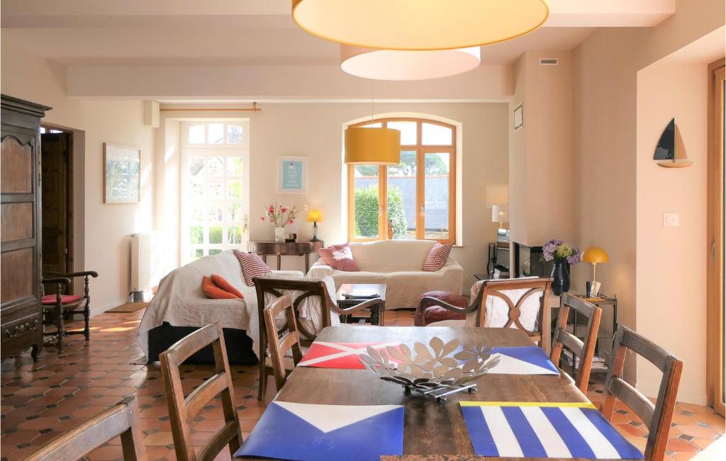 Beautiful Home In Perros-guirrec With 4 Bedrooms And Wifi photo 2