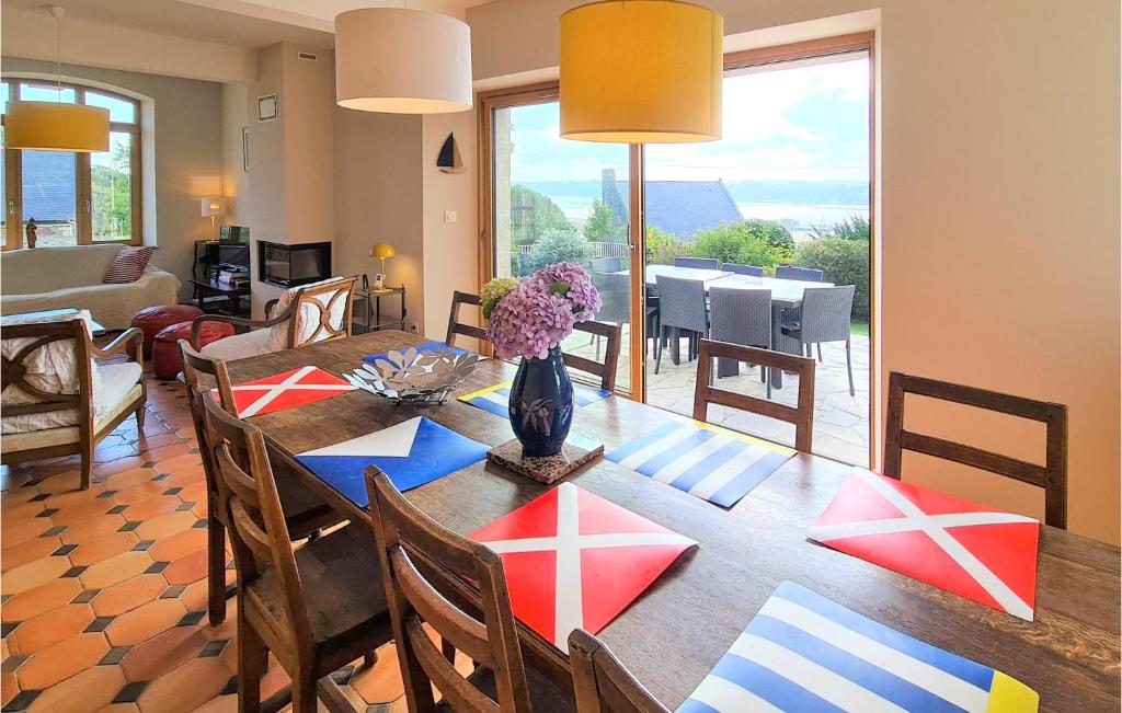 Beautiful Home In Perros-guirrec With 4 Bedrooms And Wifi photo 4