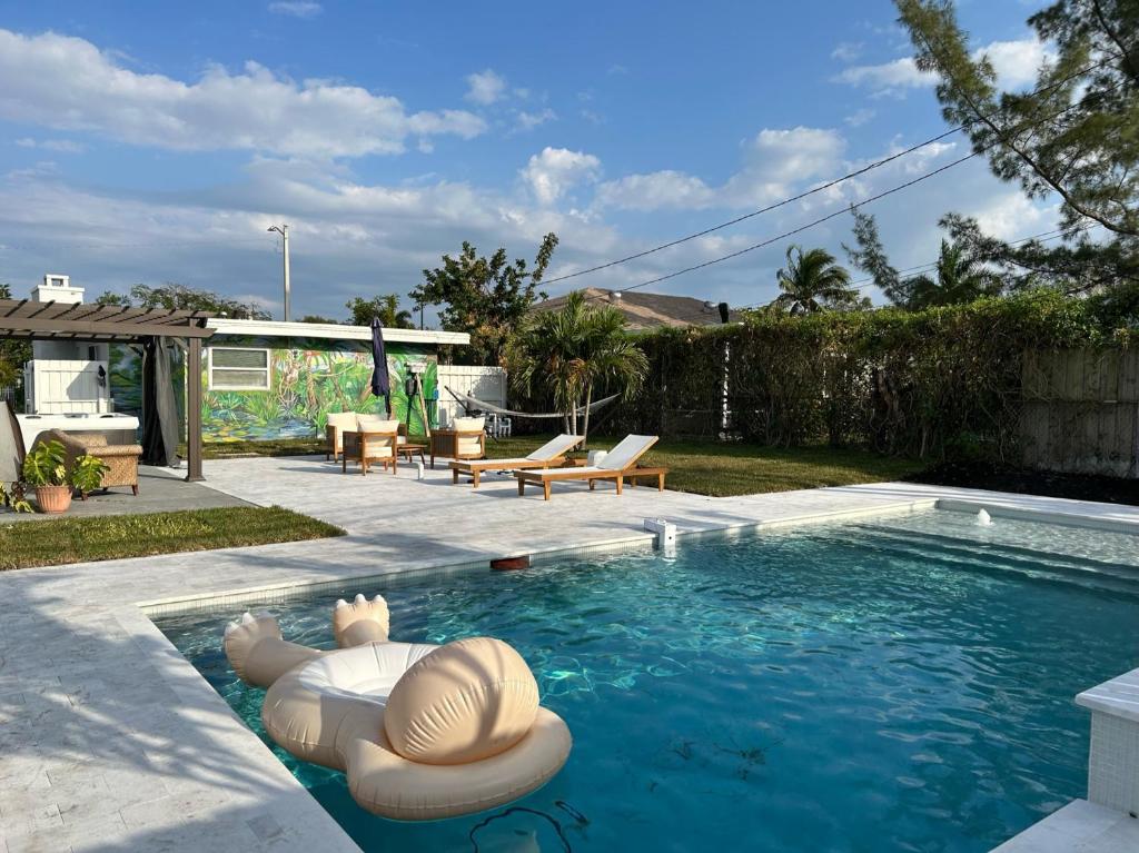 Jungle Cottage with luxury pool, hot tub and more! image