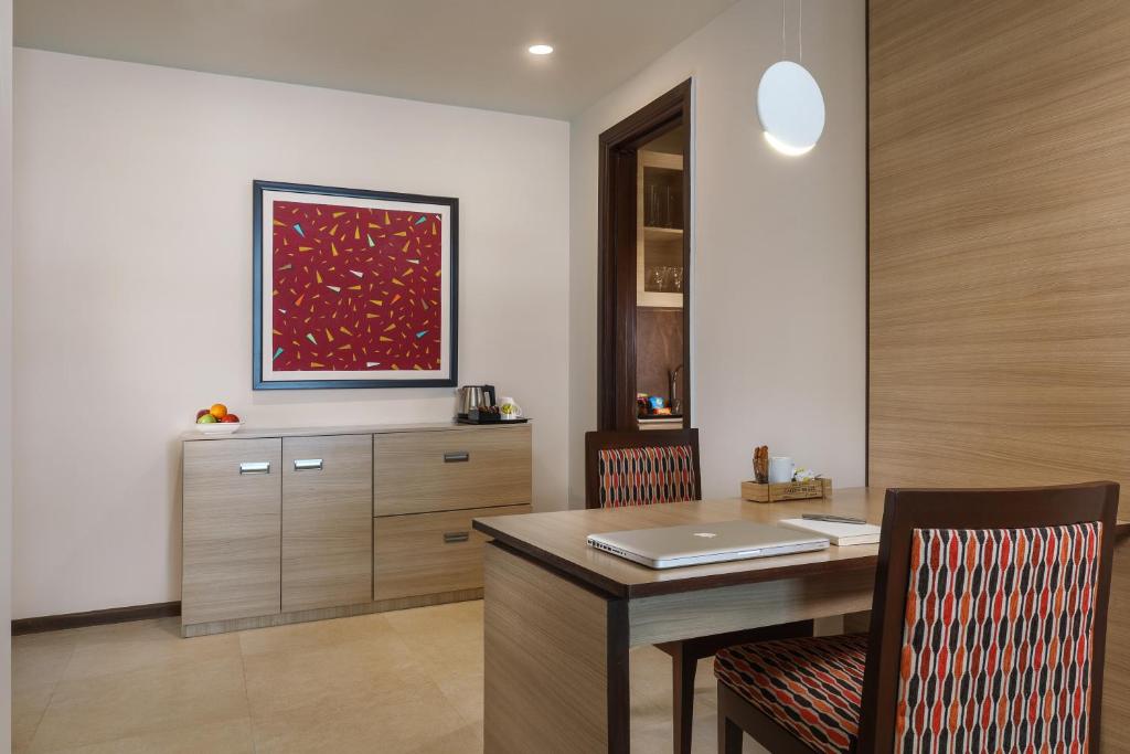 Sandal Suites by Lemon Tree Hotels photo 4