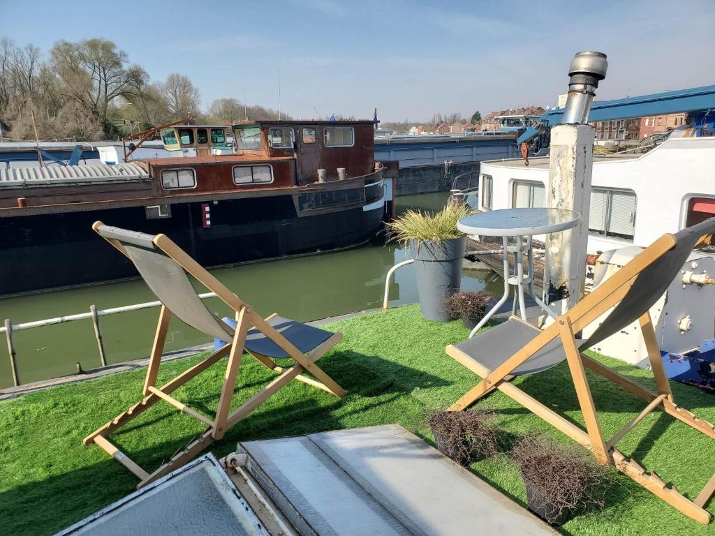 Péniche "Louise Michel" séjournez dans l'appartement du capitaine, offrez vous une expérience inoubliable au fil de l'eau