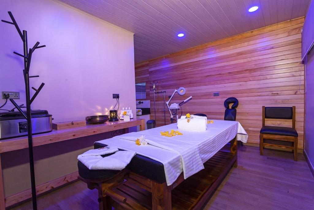 Saggys Suites Hotel & Spa - Tap to explore photos