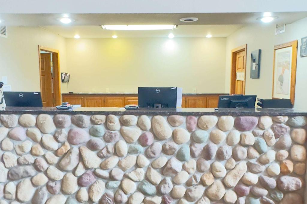 Duluth Inn & Suites Near Spirit Mountain image