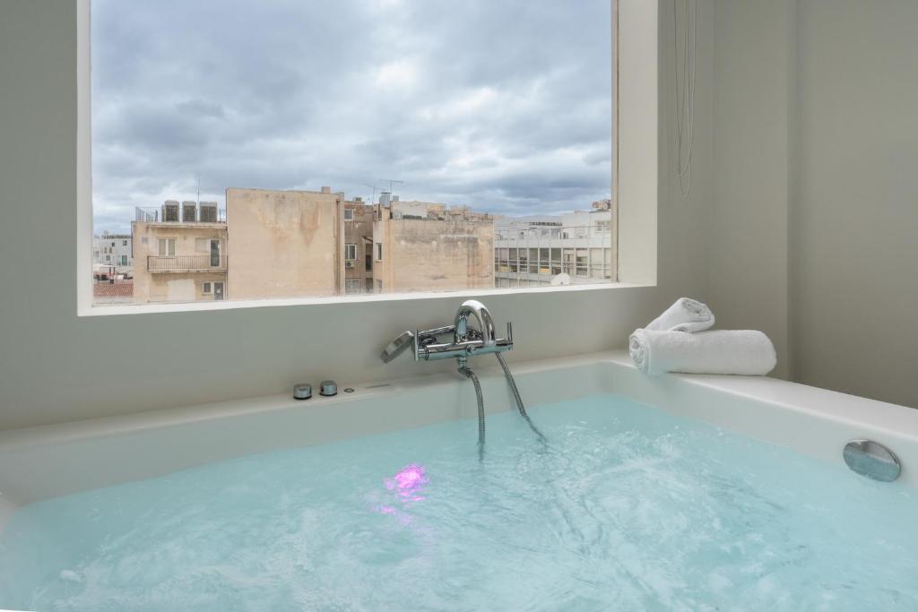 Dema Luxury Suites - Perikleous E8
