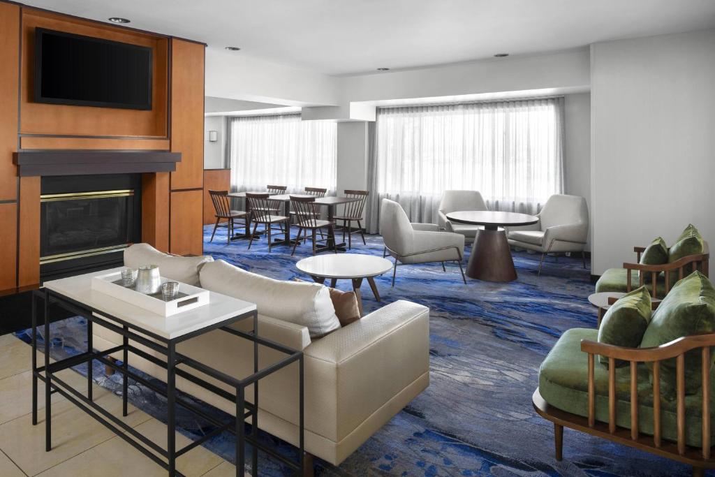 Fairfield Inn and Suites by Marriott Denver Airport image