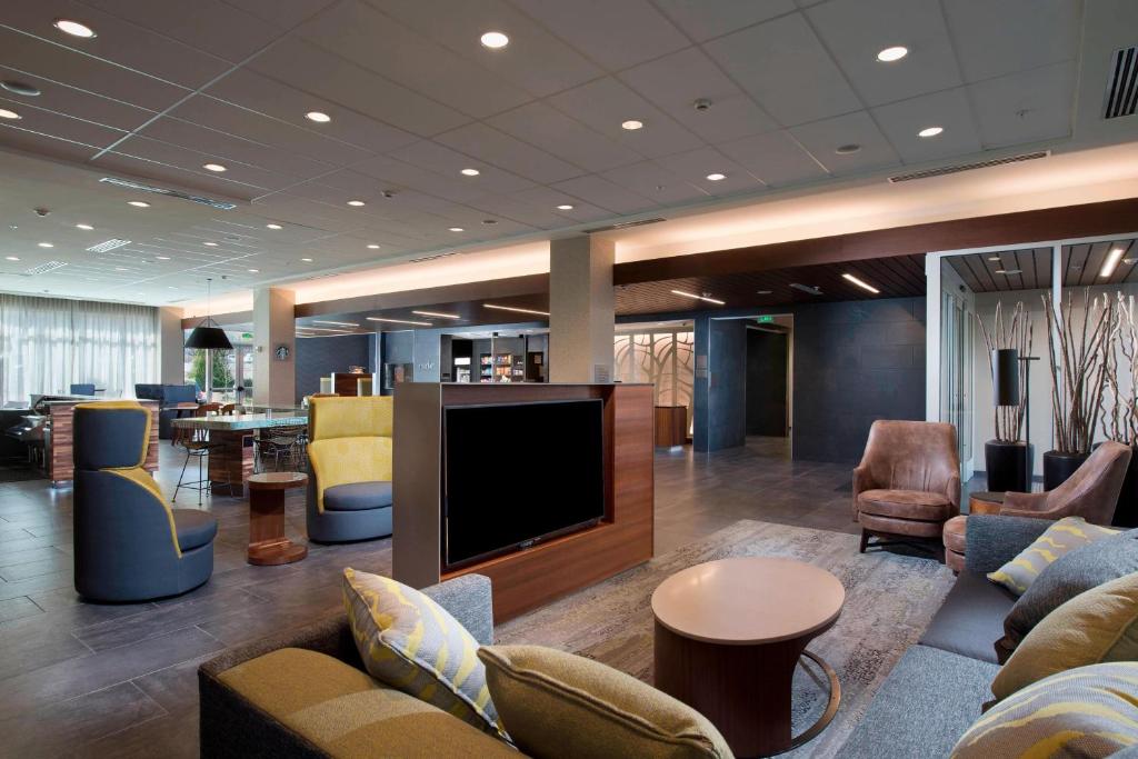 Courtyard by Marriott Atlanta Alpharetta/Avalon Area photo 2
