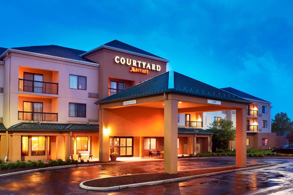 Courtyard by Marriott Cleveland Airport North image