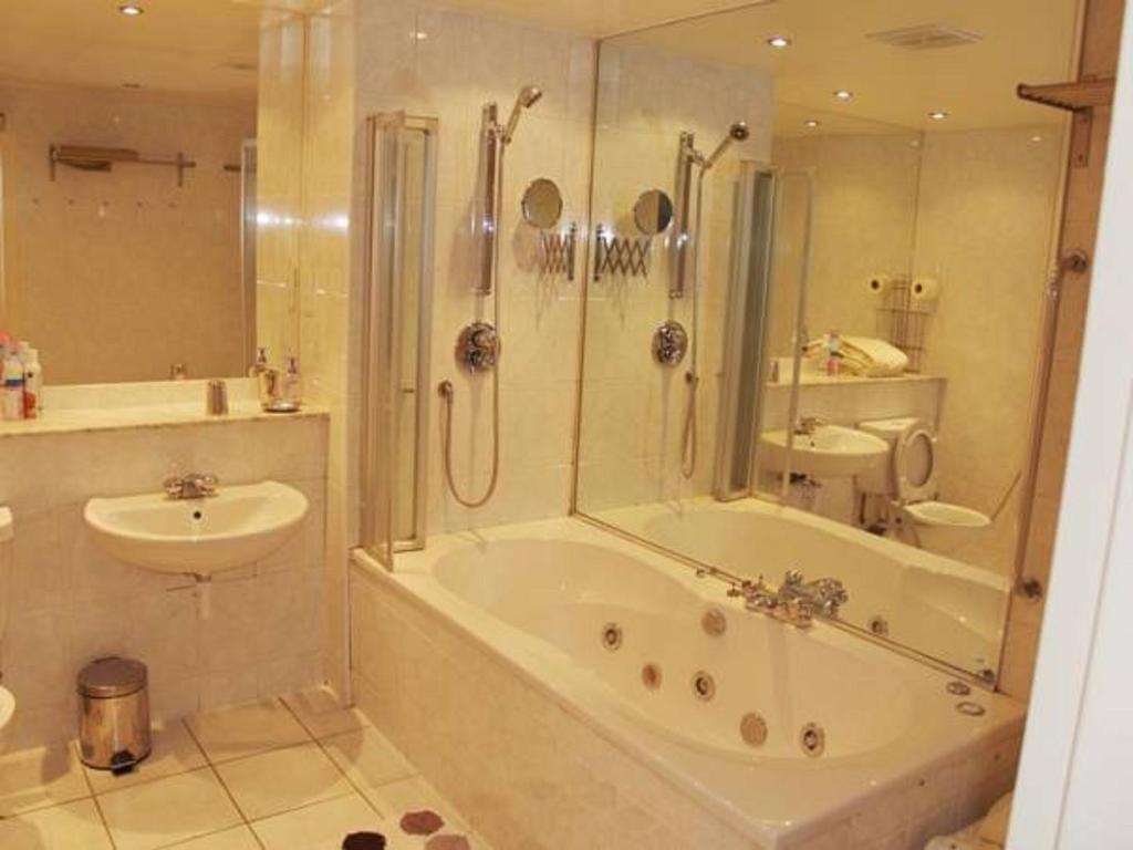 Royal Mile Mansions Apartment Edinburgh - Tap to explore photos