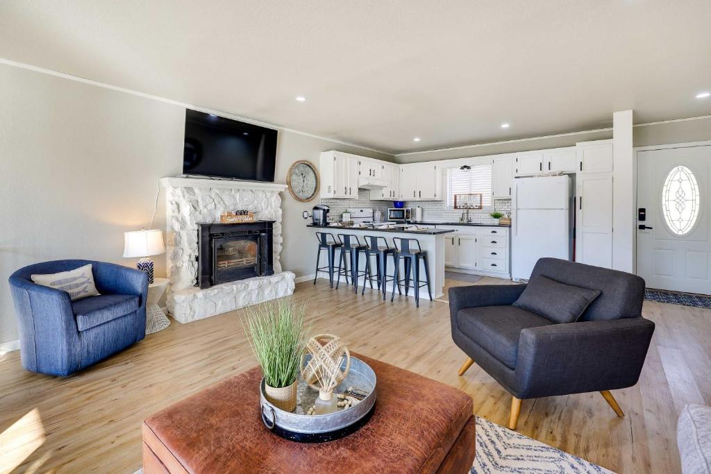Lakefront Oklahoma Abode - Deck, Fire Pit and Grill