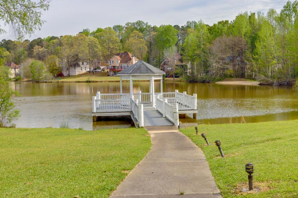 Quaint Fayetteville Vacation Rental with Lake Access photo 2