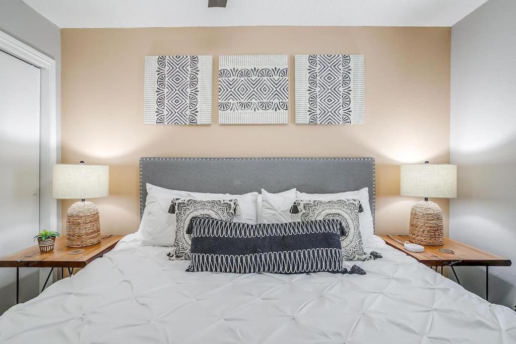 King Bed WiFi Washer Dryer 4K TVs Pets Allowed image