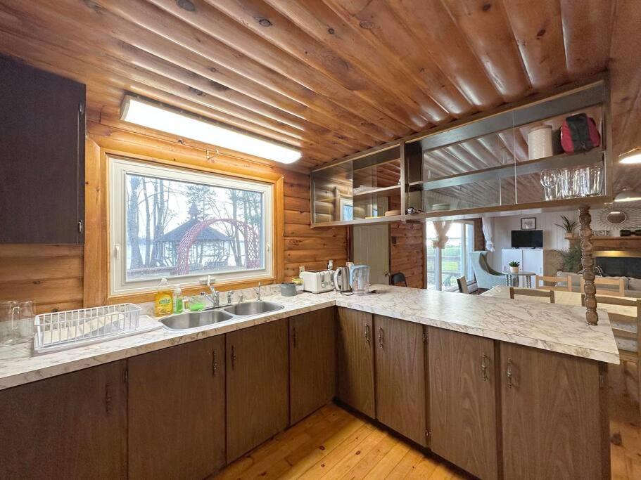 Cheerful Waterfront 4 beds Cottage photo 1