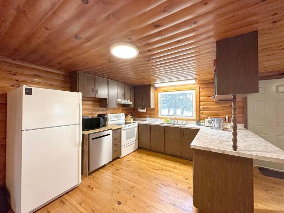Cheerful Waterfront 4 beds Cottage photo 2