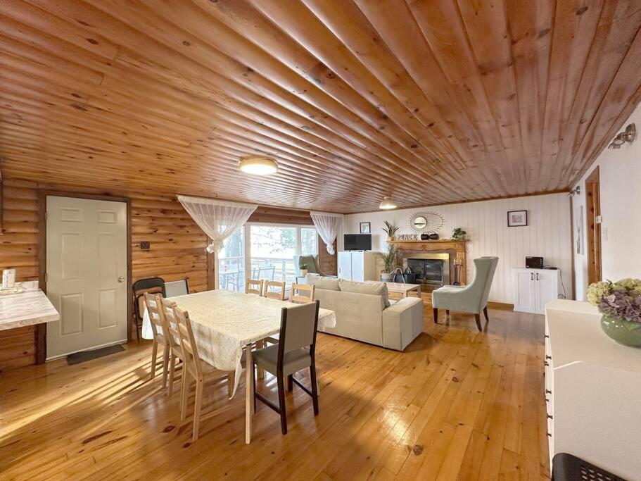 Cheerful Waterfront 4 beds Cottage photo 4